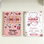 Henkilökohtainen Cartoon Medical Device Planner 2026-2028 Spiral Notebook viikoittain kuukausittain suunnittelu sivut syntymäpäivälahja Sairaanhoitaja Lääkäri