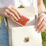 Cadeau d'anniversaire personnalisé pour les femmes avec une mini mallette à bijoux en cuir véritable avec serrure à baiser et nom.