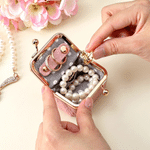 Cadeau d'anniversaire personnalisé pour les femmes avec une mini mallette à bijoux en cuir véritable avec serrure à baiser et nom.