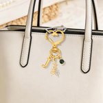 Spersonalizowany brelok do kluczy Birthstone Birthstone Flower Heart z inicjałem do codziennego użytku Prezent urodzinowy na Dzień Matki dla mamy, dziewczyny i kobiety