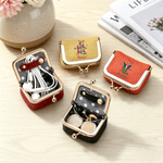 Cadeau d'anniversaire personnalisé pour les femmes avec une mini mallette à bijoux en cuir véritable avec serrure à baiser et nom.