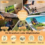 Personalisiertes Strandtuch mit Cartoon-Fußballspieler und Namen | mit Fußball-Muster | Geburtstagsgeschenk für Fußballspieler und -liebhaber