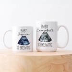 Spersonalizowany kubek ceramiczny ze zdjęciem USG Baby Is Brewing z imieniem i nazwiskiem Ogłoszenie ciąży Prezent na imprezę z okazji ujawnienia płci dla przyszłych rodziców
