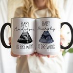 Spersonalizowany kubek ceramiczny ze zdjęciem USG Baby Is Brewing z imieniem i nazwiskiem Ogłoszenie ciąży Prezent na imprezę z okazji ujawnienia płci dla przyszłych rodziców