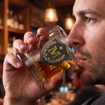 Personalisierte Luxus Crown Classic Badge Initial Rock Whiskey Glas mit Namen Geburtstag Vatertag Geschenk für Mann Papa Ehemann Groomsman