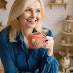 Mug personnalisé en céramique avec nom et prénom, avec personnage de lecture et fleur de naissance, cadeau de club de lecture pour les amoureux des livres.