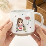 Mug personnalisé en céramique avec nom et prénom, avec personnage de lecture et fleur de naissance, cadeau de club de lecture pour les amoureux des livres.