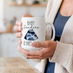 Spersonalizowany kubek ceramiczny ze zdjęciem USG Baby Is Brewing z imieniem i nazwiskiem Ogłoszenie ciąży Prezent na imprezę z okazji ujawnienia płci dla przyszłych rodziców