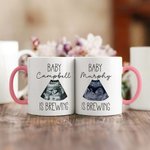 Spersonalizowany kubek ceramiczny ze zdjęciem USG Baby Is Brewing z imieniem i nazwiskiem Ogłoszenie ciąży Prezent na imprezę z okazji ujawnienia płci dla przyszłych rodziców