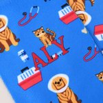 Spersonalizowane miękkie skarpetki do połowy łydki Cute Cat Stethoscope Pet Cage Bone Pattern z imieniem Codzienne noszenie Zabawny piątkowy prezent dla weterynarzy