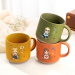 Mug personnalisé en céramique avec nom et prénom, avec personnage de lecture et fleur de naissance, cadeau de club de lecture pour les amoureux des livres.