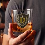 Personalisierte Luxus Crown Classic Badge Initial Rock Whiskey Glas mit Namen Geburtstag Vatertag Geschenk für Mann Papa Ehemann Groomsman