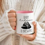 Spersonalizowany kubek ceramiczny ze zdjęciem USG Baby Is Brewing z imieniem i nazwiskiem Ogłoszenie ciąży Prezent na imprezę z okazji ujawnienia płci dla przyszłych rodziców
