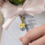 Personalisierte Brautstrauß-Anhänger mit Gravur | Herz-Charm und Perle | inklusive Spruchkarte | Etwas Blaues Hochzeit Geschenk für Braut Brautjungfer