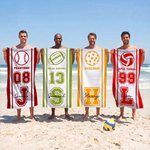 Asciugamano da spiaggia personalizzato multicolore con nome e numero, con pallone sportivo sovradimensionato e asciugatura rapida Regalo di compleanno per gli amanti dello sport.