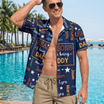 Camicia hawaiana personalizzata con nuvola di parole multicolore con 1-8 nomi e titoli Regalo di compleanno per la festa del papà, famiglia e amico
