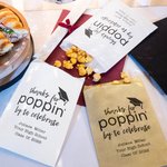 Lot de 20 Sacs Pop-corn Biscuits Personnalisés avec Nom Diplômé École Année Thanks For Poppin By To Celebrate Cadeau Graduation pour Étudiant Diplômé