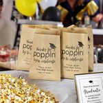 Lot de 20 Sacs Pop-corn Biscuits Personnalisés avec Nom Diplômé École Année Thanks For Poppin By To Celebrate Cadeau Graduation pour Étudiant Diplômé