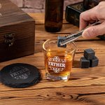 Personlig Retro Titelmönster Whiskeyglas 4 Stenar Träbox Set Fars dag Födelsedag Jubileum Present för män