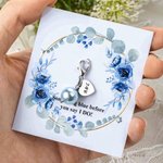 Personalisierte Brautstrauß-Anhänger mit Gravur | Herz-Charm und Perle | inklusive Spruchkarte | Etwas Blaues Hochzeit Geschenk für Braut Brautjungfer