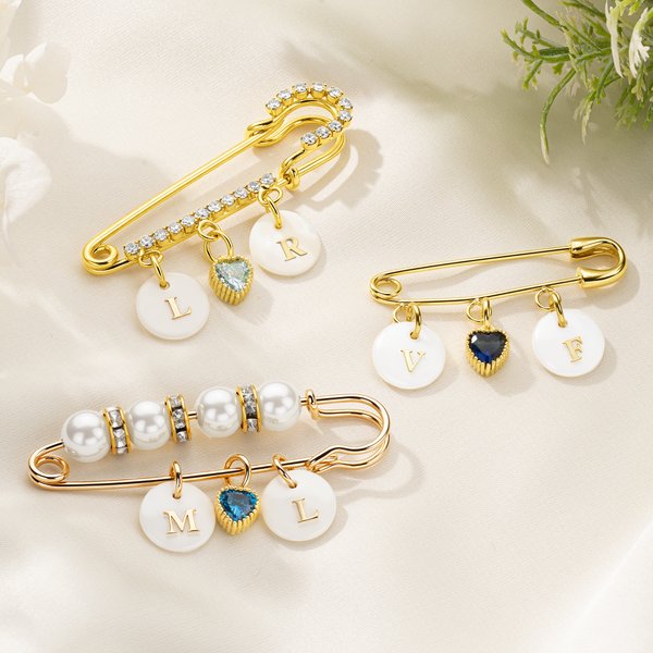 Spilla di sicurezza personalizzata con charm iniziale a conchiglia Qualcosa di blu con ciondolo a cuore Regalo di anniversario di matrimonio per la sposa