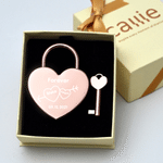 Set di chiavi con lucchetto d'amore a forma di puzzle personalizzato con nomi incisi, testo e data, regalo di San Valentino e anniversario per le coppie