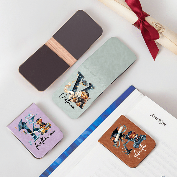 Marque-page magnétique en cuir PU de vache avec nom et initiale Accessoire de lecture Cadeau de fin d'études pour un rat de bibliothèque diplômé