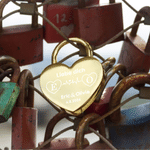 Set di chiavi con lucchetto d'amore a forma di puzzle personalizzato con nomi incisi, testo e data, regalo di San Valentino e anniversario per le coppie