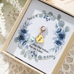 Personalisierte Brautstrauß-Anhänger mit Gravur | Herz-Charm und Perle | inklusive Spruchkarte | Etwas Blaues Hochzeit Geschenk für Braut Brautjungfer