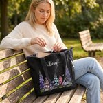 Personlig rymlig tote bag i manchester med namn och akvarell månadsblomma praktisk vardagsväska för resa och present till kvinnor