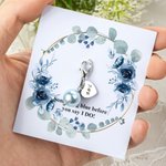Personalisierte Brautstrauß-Anhänger mit Gravur | Herz-Charm und Perle | inklusive Spruchkarte | Etwas Blaues Hochzeit Geschenk für Braut Brautjungfer