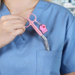 Personalisierte Krankenschwester Uniform Leichte tragbare Verbandschere mit Namen Krankenschwester Tag Graduierung Geschenk für Krankenschwestern Tierärzte Medizinstudenten