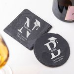 Spersonalizowany Grad Cap Initial Name 10 uncji Whiskey Rocks Glasses Slate Coaster ze szkołą i tekstem Prezent na imprezę dla absolwentów pijących drinki