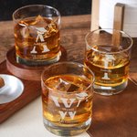 Spersonalizowany Grad Cap Initial Name 10 uncji Whiskey Rocks Glasses Slate Coaster ze szkołą i tekstem Prezent na imprezę dla absolwentów pijących drinki