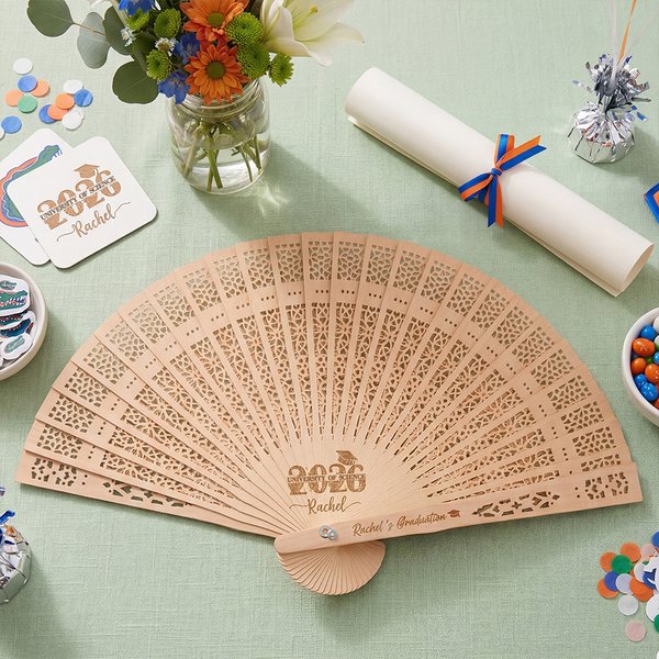 Abanico plegable personalizado de madera de sándalo ahuecada vintage con nombre y año Regalo de fiesta de graduación para graduados