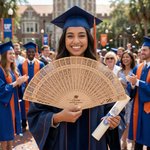 Eventail pliant en bois de santal creusé personnalisé avec nom et année Cadeau de fin d'études pour les diplômés