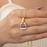 Estribo ecuestre personalizado oculto Signet collar con nombre grabado y texto Minimalista Joyería Aniversario Cumpleaños regalo para los amantes del caballo