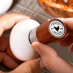 Sello de madera personalizado para huevos de gallina con texto del año y caja de regalo Regalo de cumpleaños de uso diario para el dueño de una granja
