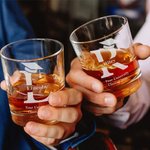 Spersonalizowany Grad Cap Initial Name 10 uncji Whiskey Rocks Glasses Slate Coaster ze szkołą i tekstem Prezent na imprezę dla absolwentów pijących drinki