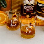 Spersonalizowany Grad Cap Initial Name 10 uncji Whiskey Rocks Glasses Slate Coaster ze szkołą i tekstem Prezent na imprezę dla absolwentów pijących drinki