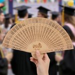 Eventail pliant en bois de santal creusé personnalisé avec nom et année Cadeau de fin d'études pour les diplômés