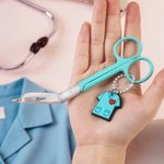 Personalisierte Krankenschwester Uniform Leichte tragbare Verbandschere mit Namen Krankenschwester Tag Graduierung Geschenk für Krankenschwestern Tierärzte Medizinstudenten