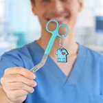 Personalisierte Krankenschwester Uniform Leichte tragbare Verbandschere mit Namen Krankenschwester Tag Graduierung Geschenk für Krankenschwestern Tierärzte Medizinstudenten