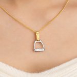 Estribo ecuestre personalizado oculto Signet collar con nombre grabado y texto Minimalista Joyería Aniversario Cumpleaños regalo para los amantes del caballo