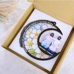 Capteur de soleil en forme de lune personnalisé avec fleur de naissance et personnages de dessin animé - Cadeau de la fête des Mères pour les femmes