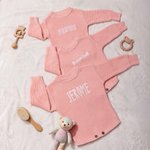 Personlig flerfärgad stickad 100% bomull mjuk baby bodysuit hatt booties set med broderat namn Coming Home Outfit födelsedagspresent för baby nyfödd