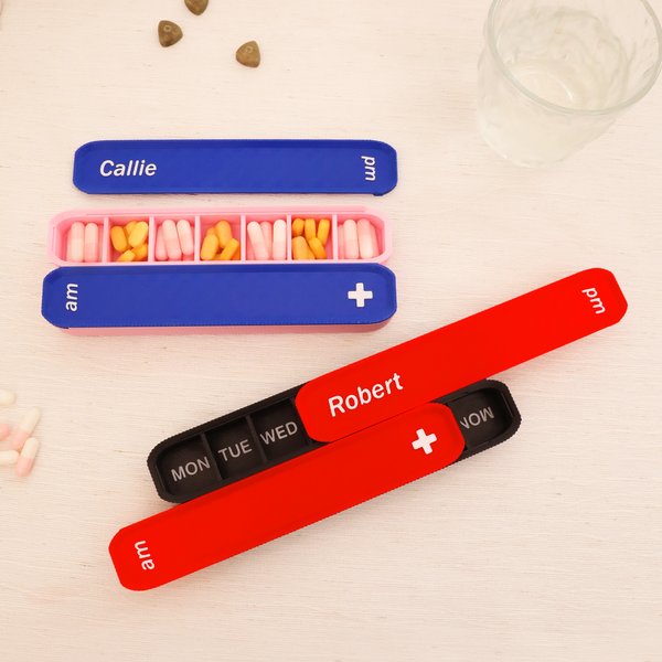 Organizador semanal de pastillas Am Pm personalizado en 3D multicolor con compartimentos para pastillas de 7 días y nombre Regalo esencial de viaje para la recuperación de un amigo de la familia