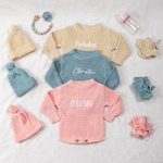 Personlig flerfärgad stickad 100% bomull mjuk baby bodysuit hatt booties set med broderat namn Coming Home Outfit födelsedagspresent för baby nyfödd