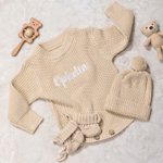Personlig flerfärgad stickad 100% bomull mjuk baby bodysuit hatt booties set med broderat namn Coming Home Outfit födelsedagspresent för baby nyfödd
