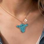Collar de Piedra con Cabeza de Vaca Western Personalizado con Colgante de Inicial Exquisita Joyería Regalo de Cumpleaños Aniversario para Vaquera Entusiasta del Western